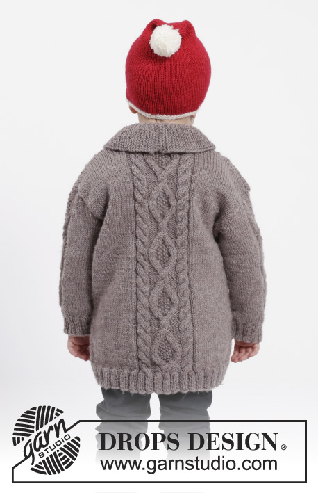 Charming Cooper / DROPS Children 26-16 - Set of knitted jacket with cables and shawl collar, hat with pompom and bow in DROPS Karisma. Size children 3 - 12 years.