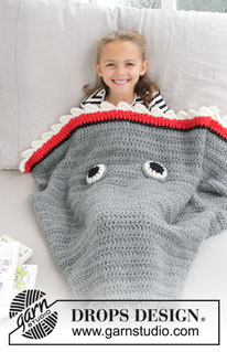 Shark Attack Blanket / DROPS Children 28-13 - Crocheted shark blanket for kids. Size 3-14 years Piece is crochet in DROPS Snow.