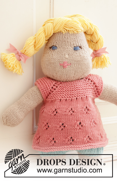 Summer Cora / DROPS Children 35-14 - Robe pour poupée tricotée de haut en bas en DROPS Merino Extra Fine, avec emmanchures raglan, point ajouré et point mousse.