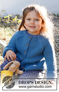Autumn Smiles Cardigan / DROPS Children 37-15 - Gilet tricoté de haut en bas pour bébé et enfant en DROPS Merino Extra Fine, avec emmanchures raglan, point mousse, torsades et poches. Du 6 mois au 8 ans.