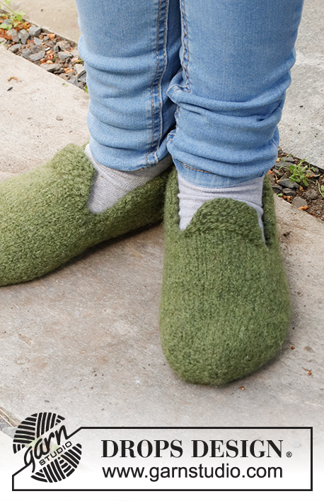 Mossy Dance / DROPS Children 41-30 - Knitted and felted slippers for children in DROPS Alaska. Sizes 26-43 = US 9 1/2 - 12 1/2.