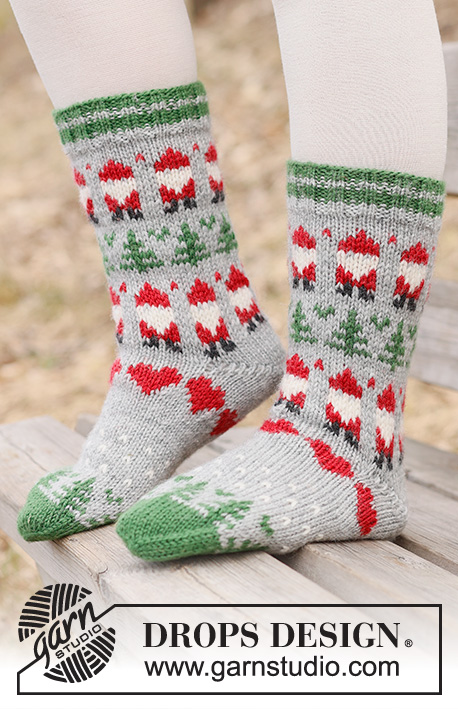 Christmas Time Socks / DROPS Children 44-20 - Gestrickte Socken für Kinder in DROPS Karisma. Die Arbeit wird von oben nach unten mit mehrfarbigem Muster mit Weihnachtswichteln, Tannen und Herzen gestrickt. Größe 24 – 43. Thema: Weihnachten.