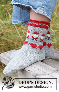Santa Time Socks / DROPS Children 44-22 - Strikkede sokker til børn i DROPS Karisma. Arbejdet strikkes oppefra og ned i flerfarvet mønster med nisse og hjerte. Størrelse 24 – 43. Tema: Jul.