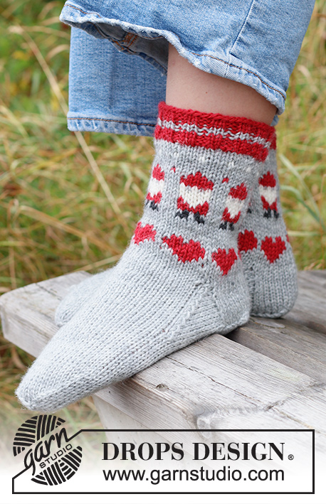Santa Time Socks / DROPS Children 44-22 - Dětské ponožky s norským vzorem se skřítkem Santou a srdíčky pletené shora dolů z příze DROPS Karisma. Velikost 24 – 43. Motiv: Vánoce.
