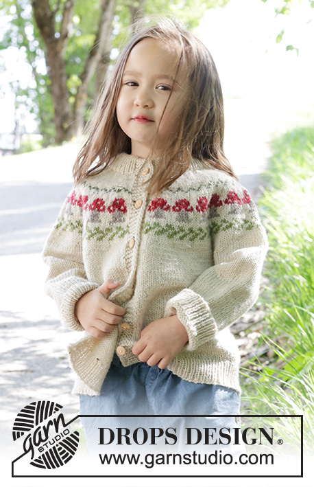 Mushroom Season Cardigan / DROPS Children 47-15 - Gilet tricoté de haut en bas pour enfant, en DROPS Karisma. Se tricote avec col doublé, empiècement arrondi et jacquard champignons. Du 2 au 14 ans.
