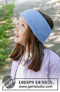 Autumn's Hush Headband / DROPS Children 47-20 - Strikket pandebånd til børn i DROPS Air. Arbejdet strikkes sidelæns, med rib og snoninger.