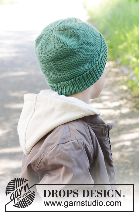 Forest Wander Hat / DROPS Children 47-25 - Strikket lue til barn i DROPS Merino Extra Fine. Arbeidet strikkes i glattstrikk med brettekant. Størrelse 2 - 12 år.