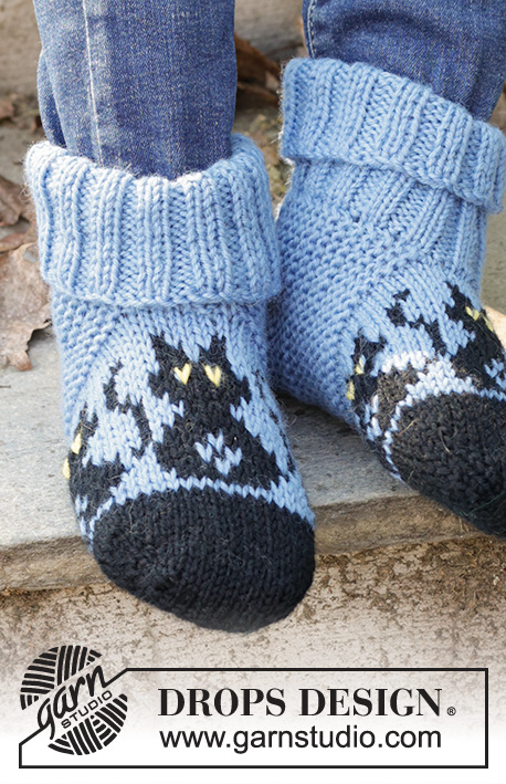 Bewitched Cat Socks / DROPS Children 47-28 - Strikkede sutsko til børn i DROPS Karisma. Arbejdet strikkes fra tåen og op med flerfarvet mønster og katte. Størrelse 24-43. Tema: Halloween.