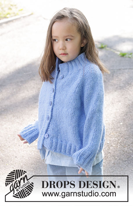 Little Cloud Blue Cardigan / DROPS Children 47-3 - Gilet tricoté de haut en bas pour enfant, en DROPS Air. Se tricote en jersey, avec col montant et emmanchures raglan. Du 2 au 12 ans.