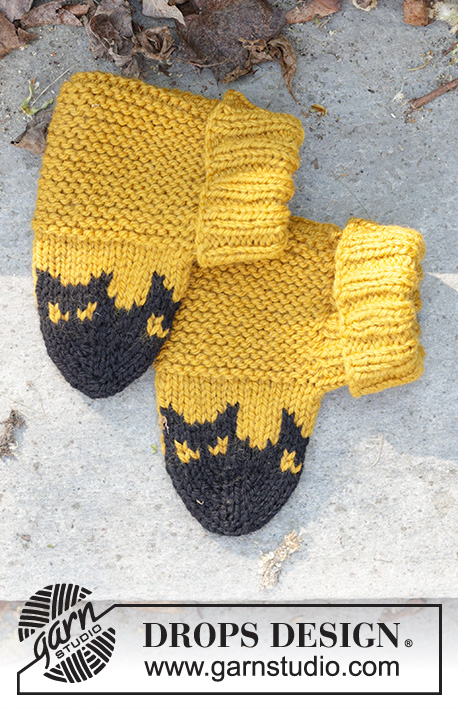 Holy Socks! / DROPS Children 47-30 - Pantufas tricotadas para criança, em DROPS Alaska. Tricotam-se a partir da ponta, com jacquard de morcegos. Do 24 ao 43. Tema: Halloween.
