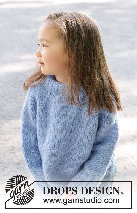 Little Cloud Blue Sweater / DROPS Children 47-4 - Gebreide trui voor kinderen in DROPS Air. Het werk wordt van boven naar beneden gebreid met tricotsteek, dubbele halsrand en raglan. Maten 2 – 12 jaar.