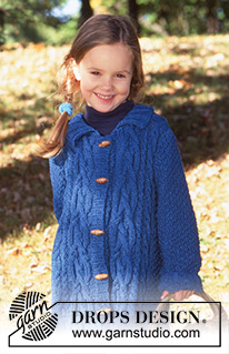 Blushing Bluebell / DROPS Children 9-22 - Gestrickte lange Jacke / Mantel mit Zopfmuster in DROPS Den-M-nit oder DROPS Muskat oder DROPS Daisy. Gr. 2-10  Jahre.