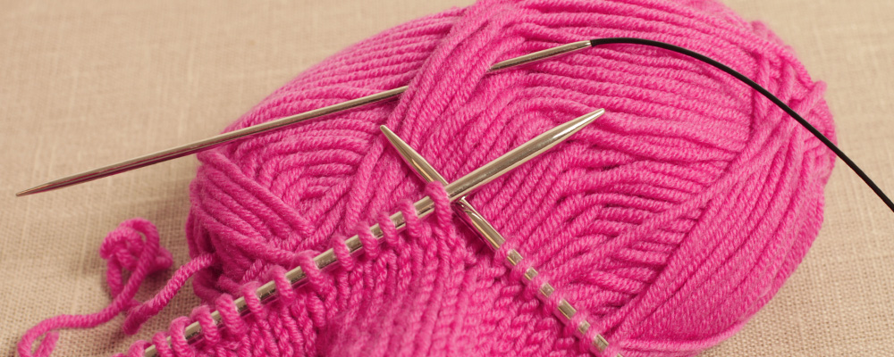 Czy wzór na drutach z żyłką może być wykonany na prostych drutach?